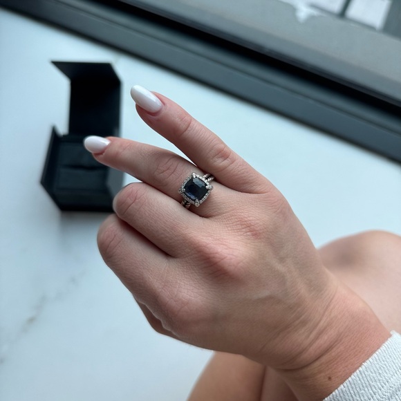 Elegant Silver Ring with Black Stone - Picture 6 of 9